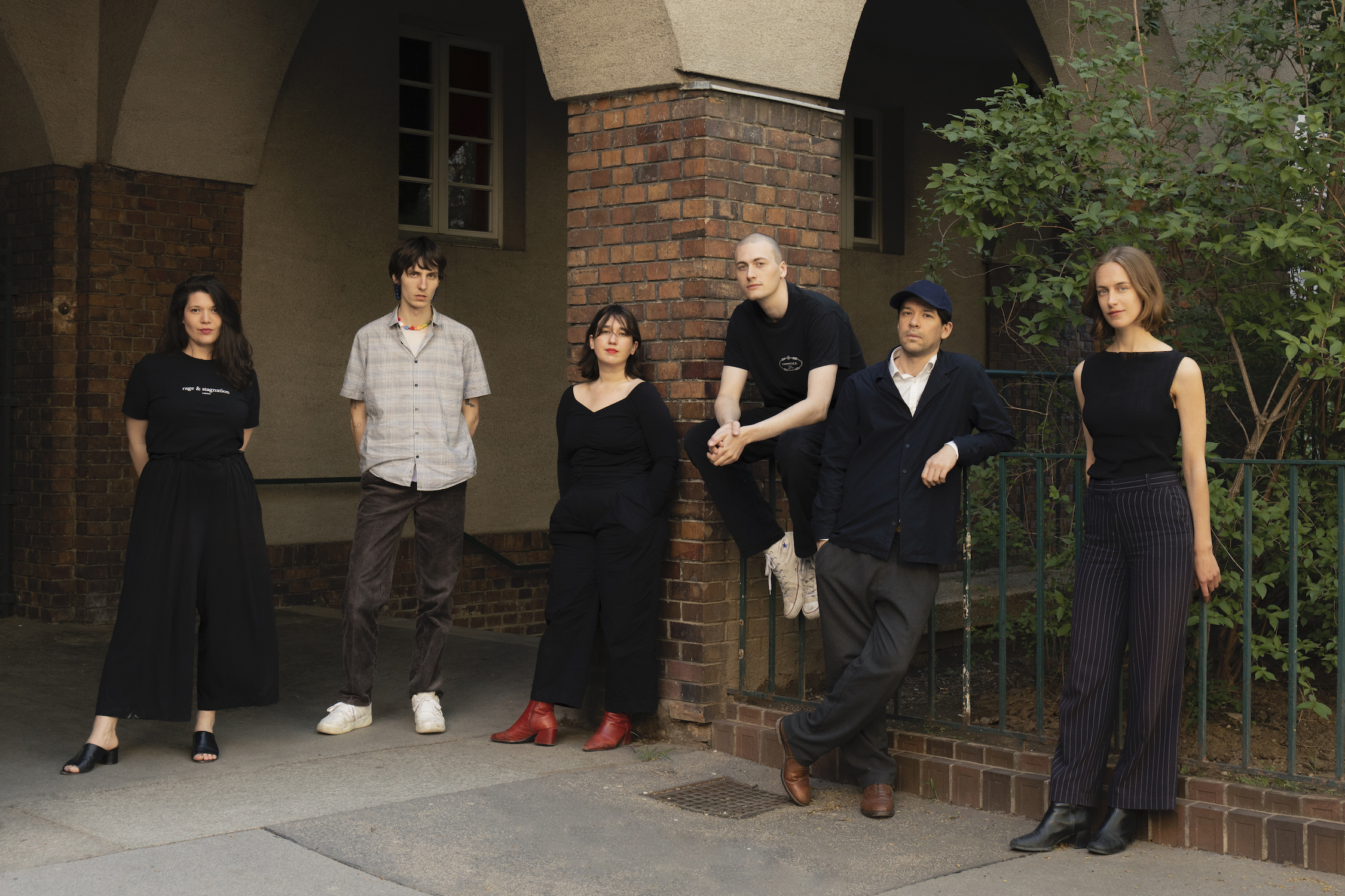 Haus Team: Fanny, Julius, Marie-Claire, Bruno, Edin, and Johanna in front of a brick wall